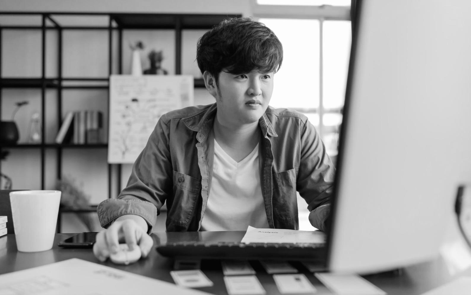 Estudiantes colaborando en análisis financiero