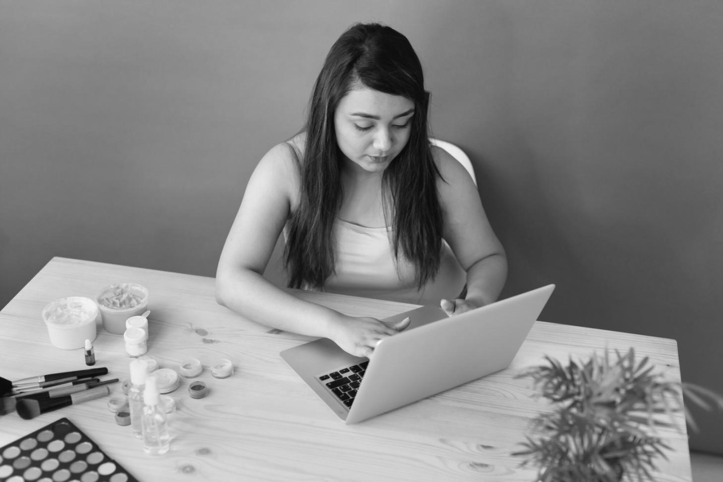 Estudiantes internacionales trabajando juntos en un entorno colaborativo